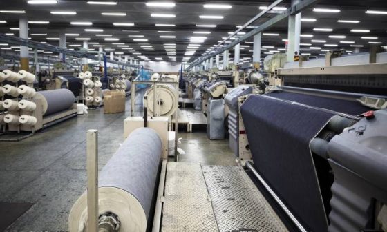 Sheinbaum firma decreto para proteger a la industria textil mexicana