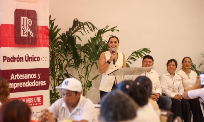 Entrega Ana Paty Peralta 79 credenciales y certificados a emprendedores ...